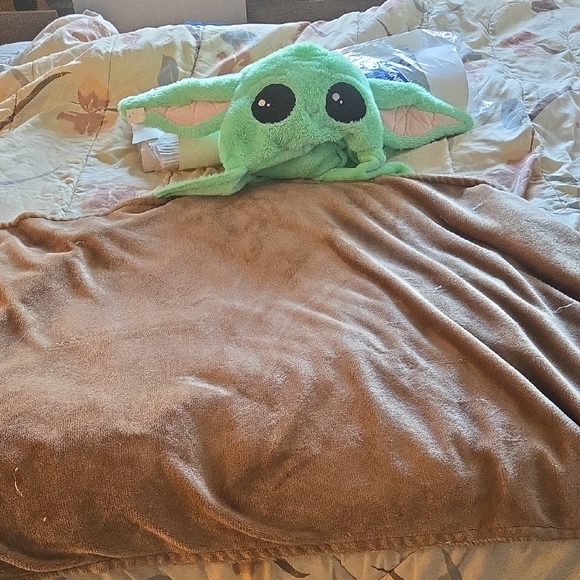 Green and Brown Baby Yoda Blanket - Picture 2 of 6